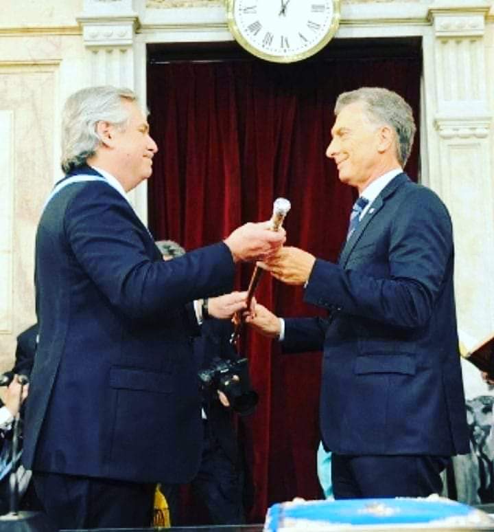 El presidente electo, Alberto Fernández, juró ante la Asamblea Legislativa y recibió el atributo de mando en manos de su antecesor, Mauricio Macri.