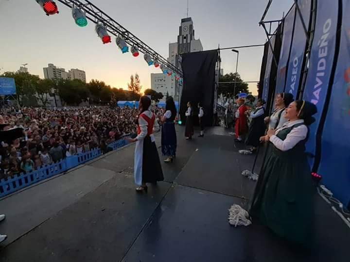 las familias recorren a diario el Paseo Navideño que se está llevando a cabo en la Plaza Grigera.