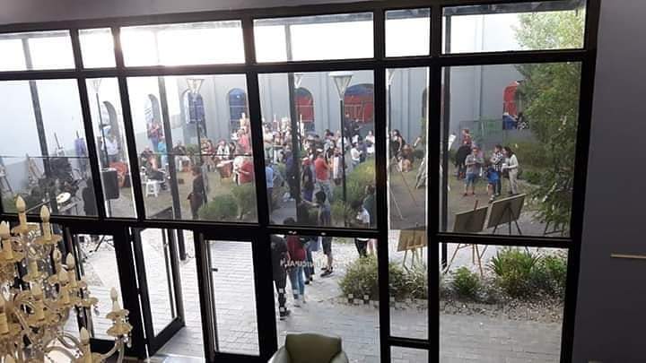 Disfrutamos una gran muestra de artistas plásticos independientes y música.