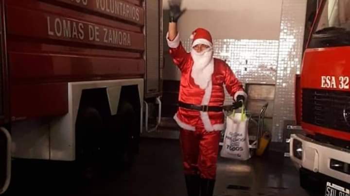Compartimos la salida del la tradicional caravana de Papá Noel realizada por los Bomberos voluntarios de Lomas de Zamora.