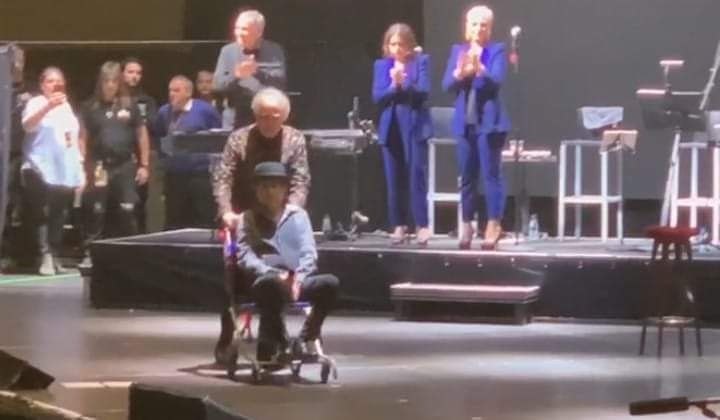 Operaron a Joaquín Sabina por un golpe en la cabeza tras la caída del escenario.