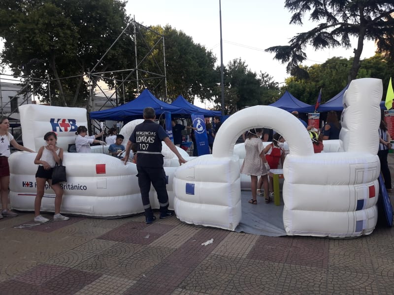 Instalarón un hospital inflable en la Plaza Grigera.