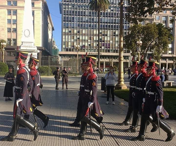 Granaderos: cambio de guardia.Plaza de Mayo.