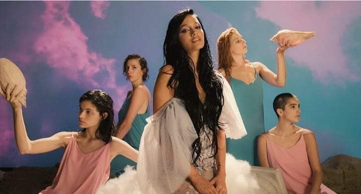 Oriana Sabatini seduce a la luz de una "Luna llena".