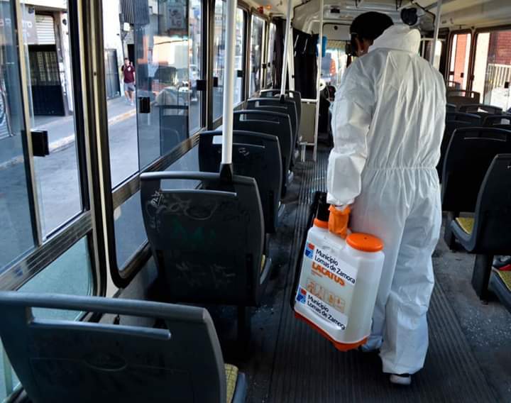 El Municipio realizó un operativo de desinfección de unidades de colectivos de líneas comunales, acompañando el trabajo que cada empresa realiza diariamente en sus terminales.