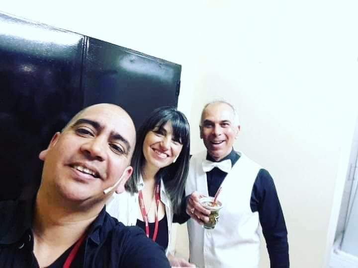 Junto a mí compañera de conducción, Andrea y Marcelo, integrante de Romanza!