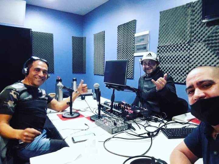 Noche de radio, operando el programa "Ponele sabor" Lo mejor de la salsa y bachata, de la plaza a la radio!