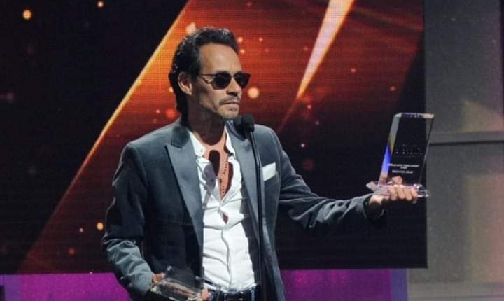 Marc Anthony sale del confinamiento con dos videos nuevos.