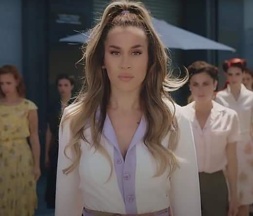 Después de más de un año trabajando en música nueva, J Mena regresa y sorprende a todos con “Flor de involución”.