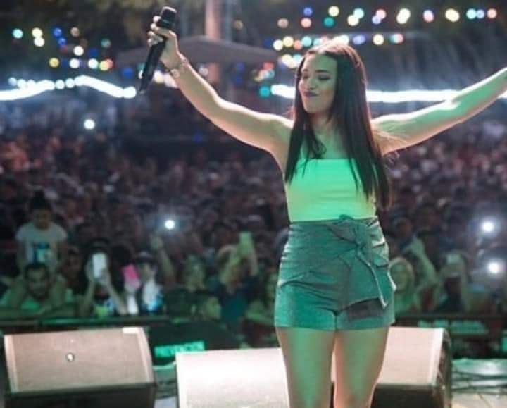 Siempre brillando en cada escenario que se presenta con toda su música y su voz inconfundible.