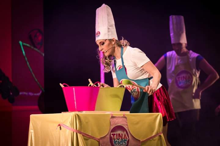 ¿A que no adivinas qué estoy viendo aquí dentro? 👀🤭🥄