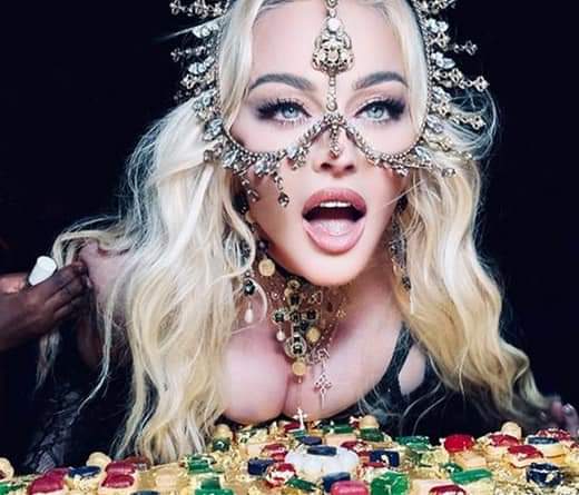 La cantante reina del pop de todos los tiempos, Madonna comenzará a filmar una película autobiográfica.