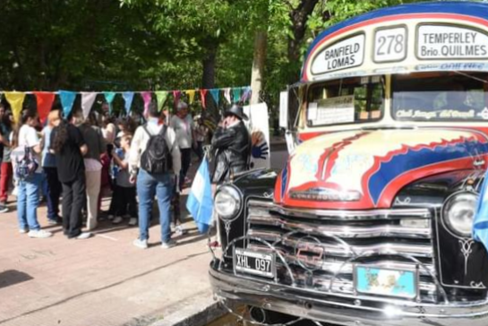 Vuelven en marzo las recorridas turísticas por Lomas, a bordo de un colectivo antiguo.