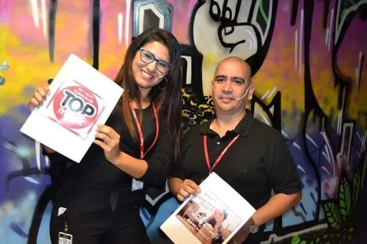 👉 Junto a grandes profesionales, cantantes y bailarines, disfrutando el colaborar.