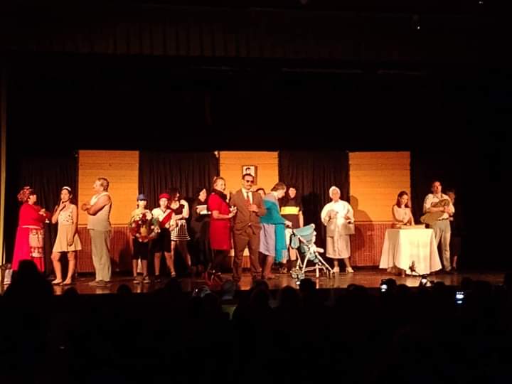 👉 En el Teatro del Municipio de Lomas presentó la obra "Esperando la Carroza". 🎭