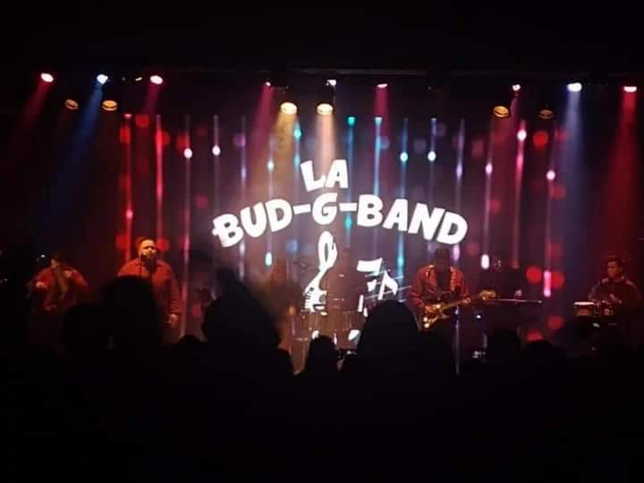 👉 Gran show de música y buena puesta en escena fue la presentación de La Bud-G-Band!
