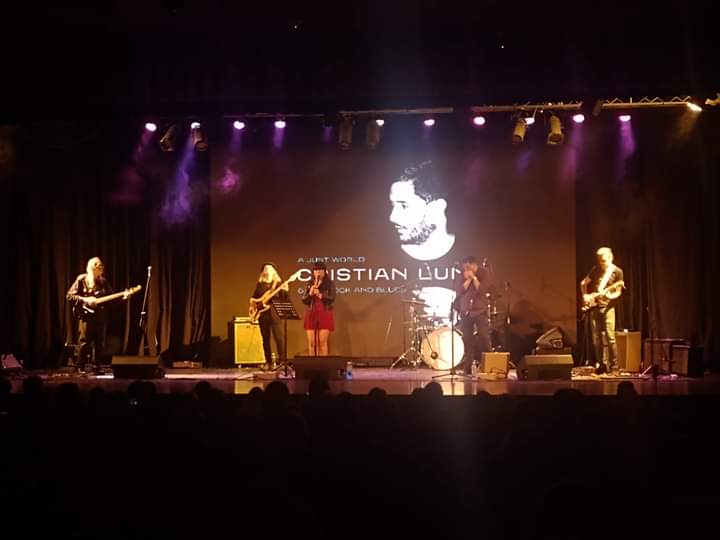 👉 Noche de sábado, disfrutando del increíble show de Cristian Luna & The Tock and Blues!