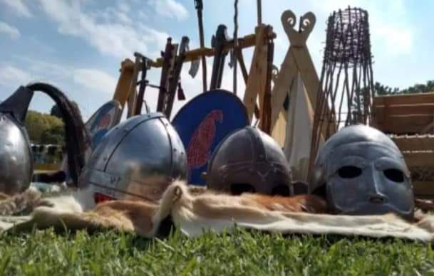👉 Realizó una feria medieval en la Plaza Colón de Temperley.