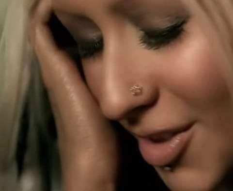 👉 Christina Aguilera sorprende con un nuevo video de “Beautiful”.