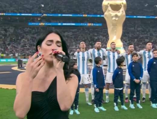 👉 Lali Espósito cantó el himno argentino en la final del Mundial Qatar 2022.