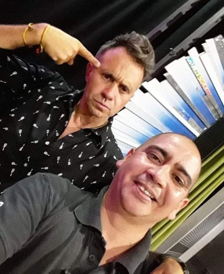 👉 Salió selfie junto a Sergio, luego de brindar un excelente show sobre el escenario del Teatro.🎭