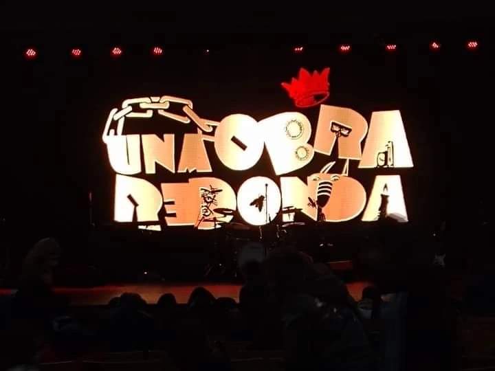 👉 Disfrutamos de una función a sala llena donde se presentó en el Teatro "Una obra redonda".🎶