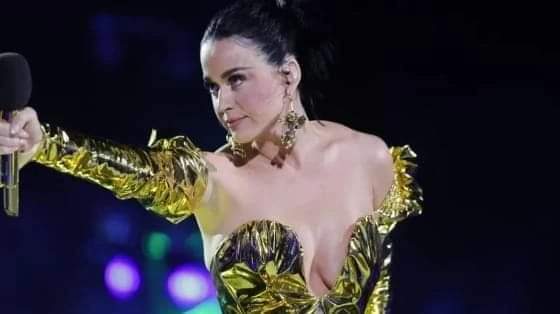 👉 Katy Perry anunció en un show de Las Vegas, detalles de su nuevo disco y bromeó sobre “Witness” y “Smile”.
