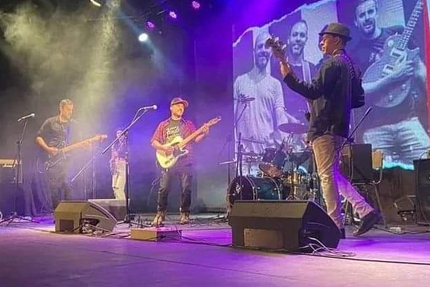 👉 Sobre el escenario se presentó una gran banda ADB dónde nos brindaron un gran repertorio y brillaron los músicos!