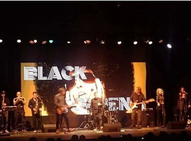 👉 Noche de música y mucha energía.