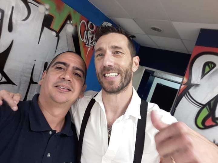 👉 Junto a Christian, minutos después de brindar un excelente show de música, sobre el escenario del Teatro.
