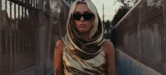 👉 “Flowers” de Miley Cyrus es la canción más escuchada del 2023.