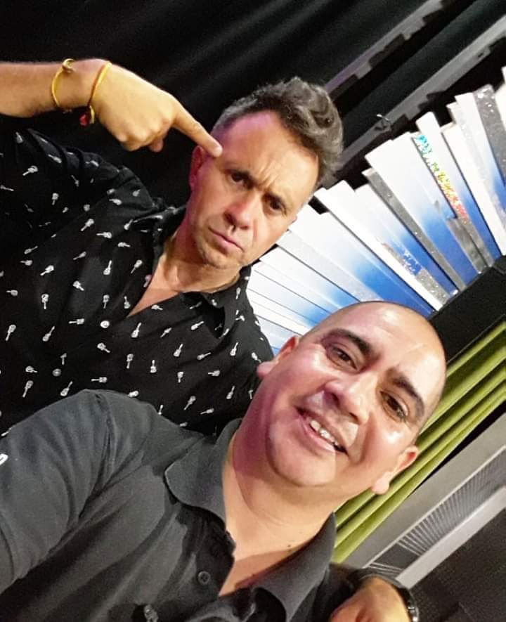 👉 Junto a Sergio Lapegüe, salió selfie luego de brindar un excelente show sobre el escenario del Teatro.