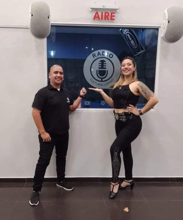 👉 Junto a Cintia Cespedes, gran bailarina, salió foto pegadita a la radio!