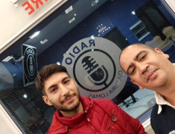 👉 Compartiendo la magia de la radio, junto a Santiago.