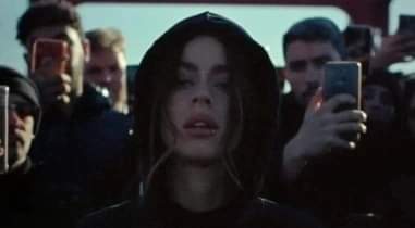 👉 Tini Stoessel lanzó “Posta”, una canción donde reflexiona sobre el precio de la fama y las críticas que recibe.