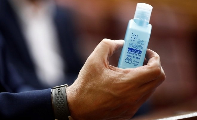 Coronavirus: una gran compañía de cosmética francesa fabricará alcohol en gel para donar.