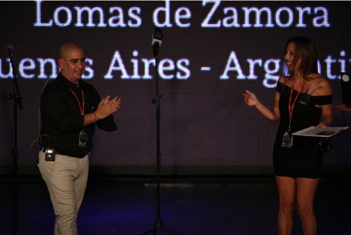 👉Uno de los lugares que más disfruto es estar sobre un escenario, en este caso conduciendo el 6° Festival Solidario de Música.