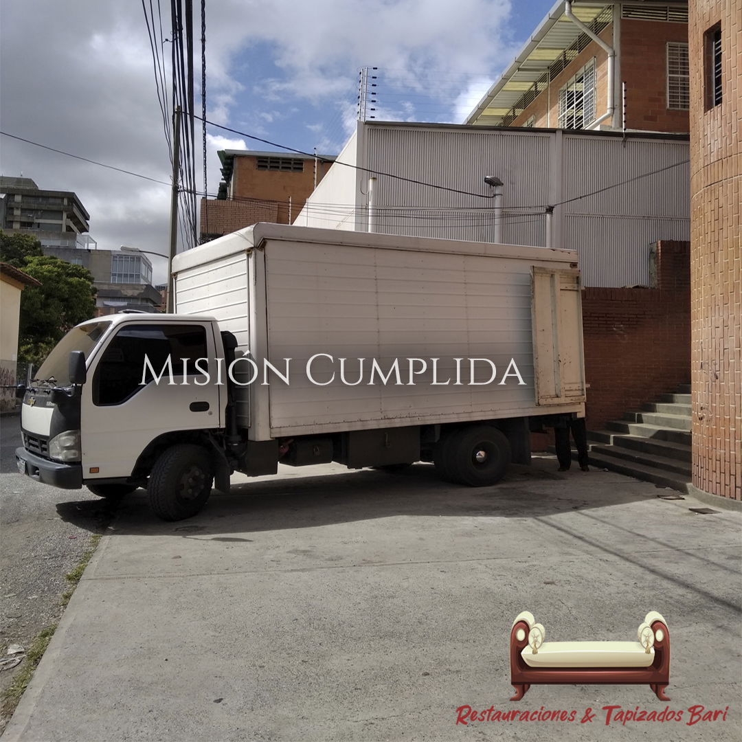 Camión cargado con muebles