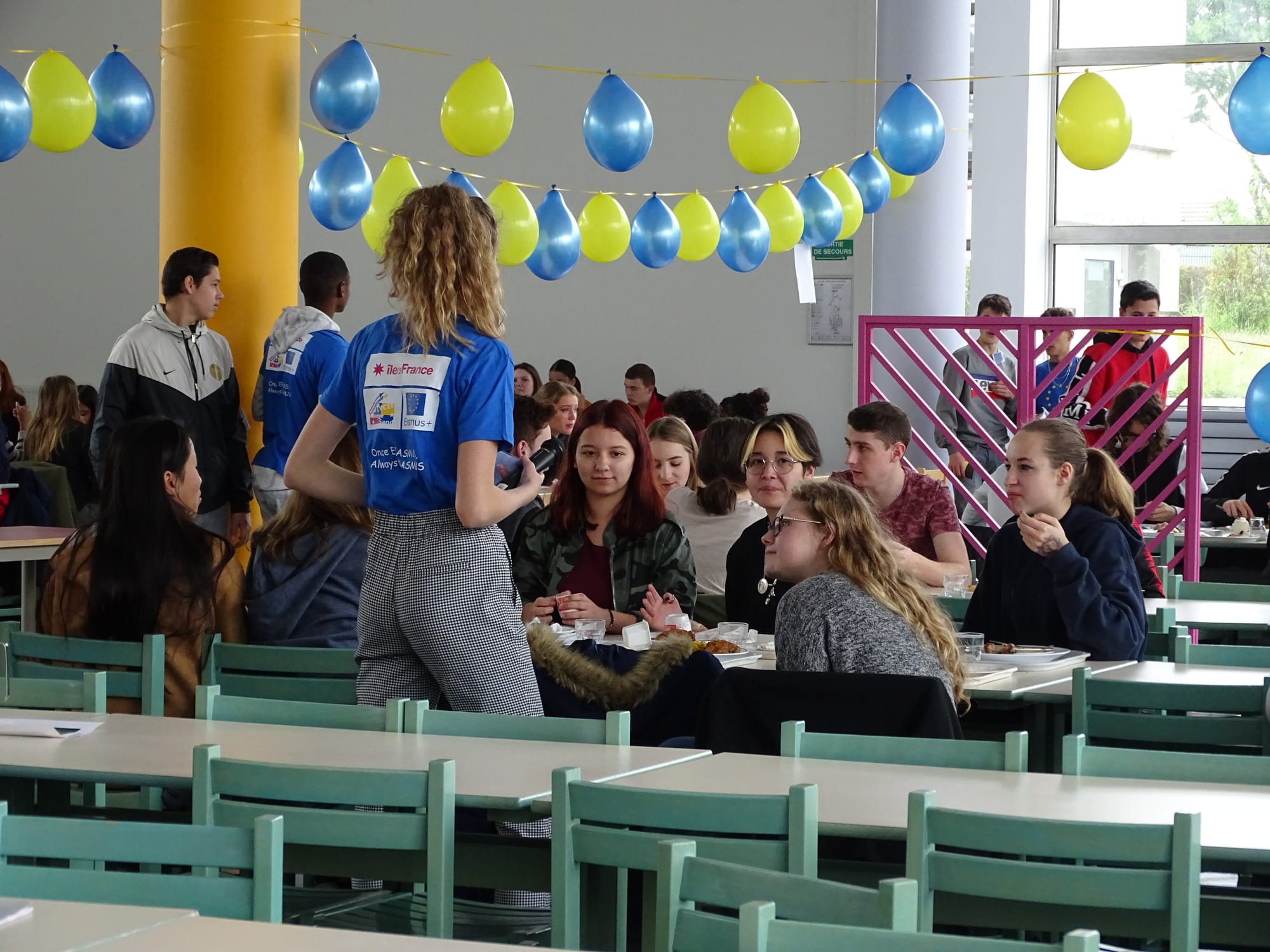 Le staff pose des questions sur l'europe aux élèves