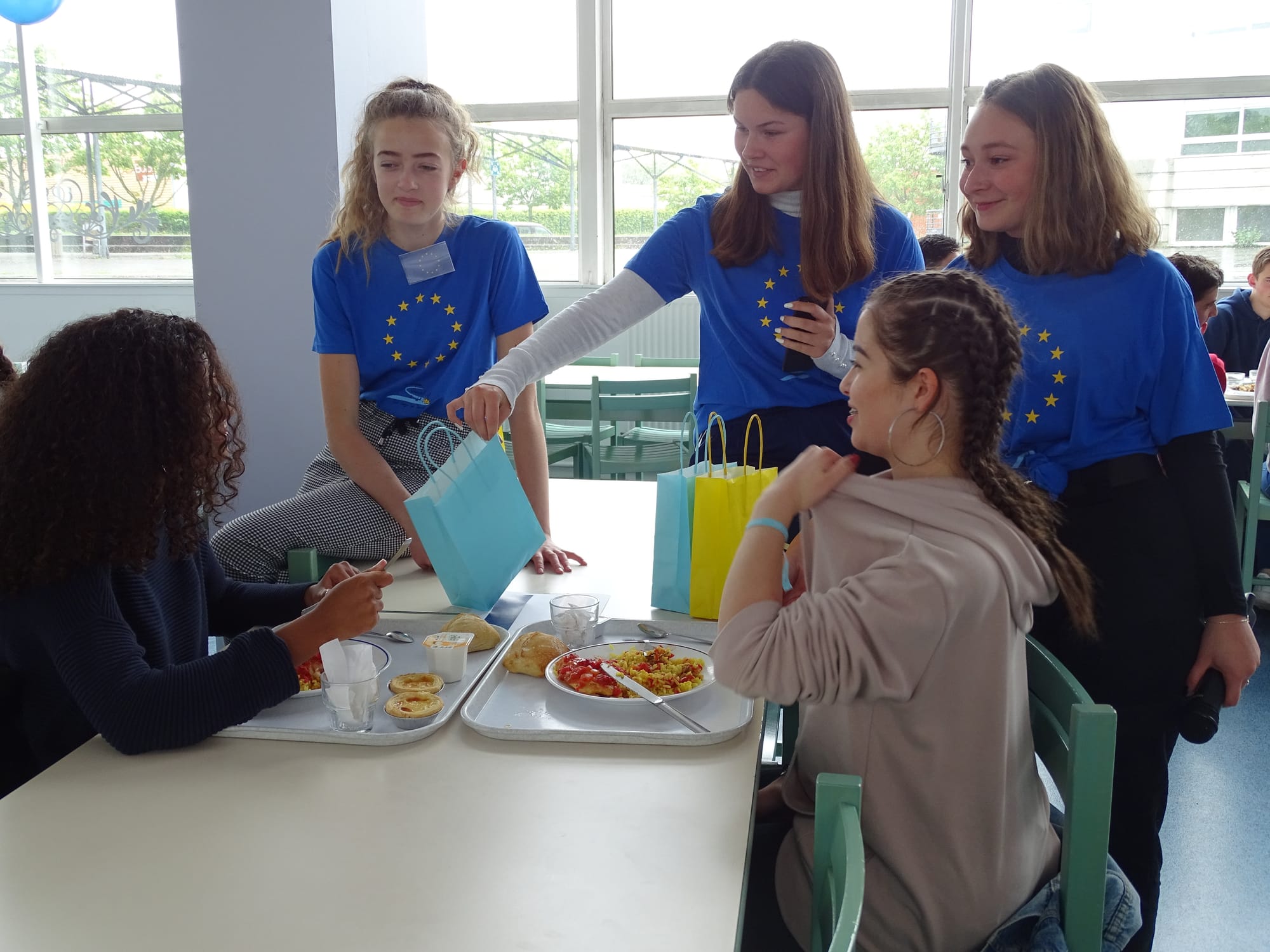 Le staff pose des questions sur l'Europe aux élèves