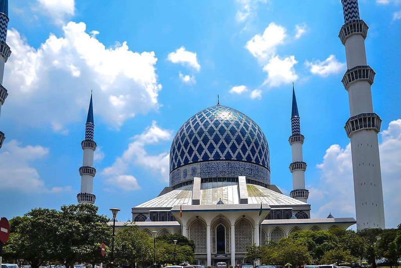 2. Salahuddin Abdul Aziz Mosque , Shah Alam