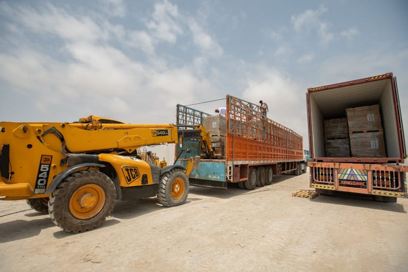 خدمة المناولة والنقل داخل وخارج السلطنة