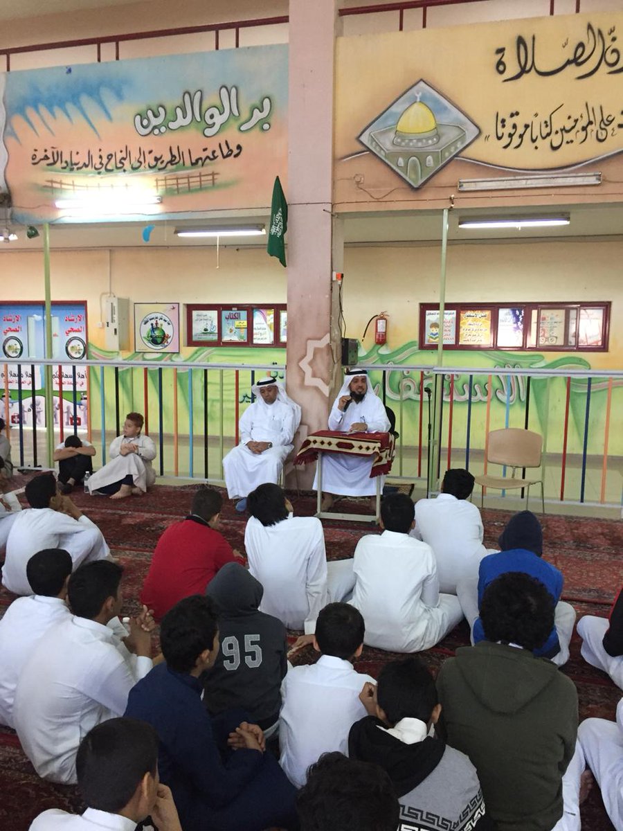 القاء الشيخ عبدالعزيز الحازمي معلم التربية الاسلامية محاضرة عن الصلاة  على طلاب مدرسة ابي بن كعب المتوسطة بحضور قائد المدرسة الاستاذ محمد العمري