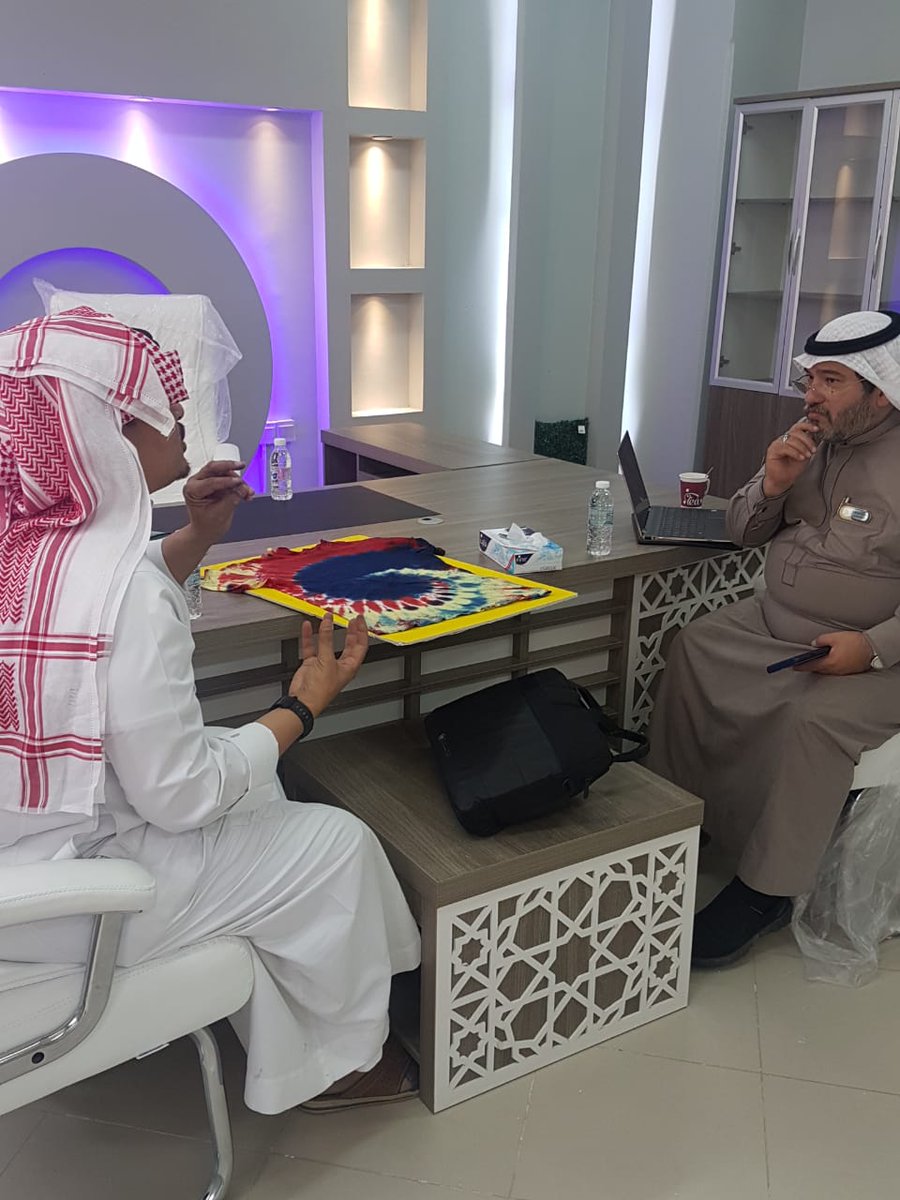 تشرفت المدرسة بزيارة المشرف التربوي أ/محمد السواس مشرف التربية الفنية وتم الاجتماع مع معلم المادة المبدع المميز أ/ميسر رمبو واطلاع على اعمال الطلاب بحضور قاىد المدرسة أ/محمد العمري