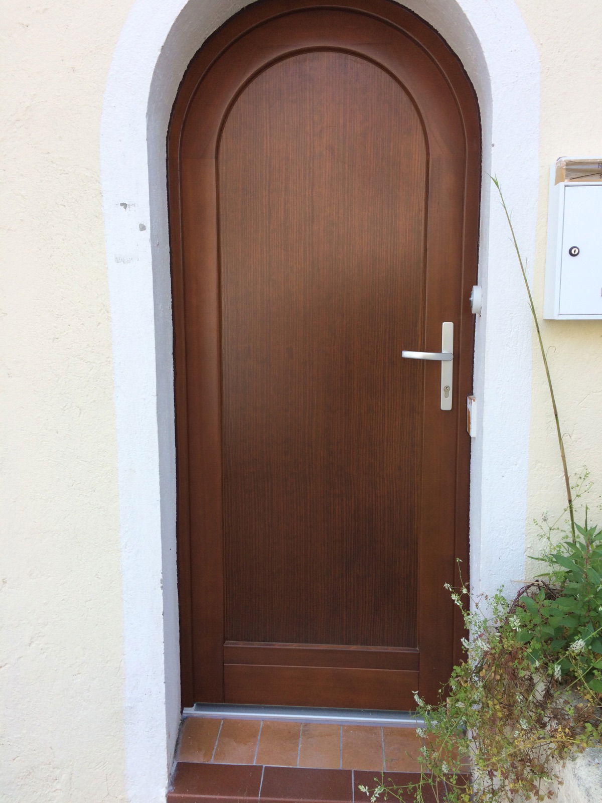 Porte d'entrée en Bois Méranti à La Croix des Gardes