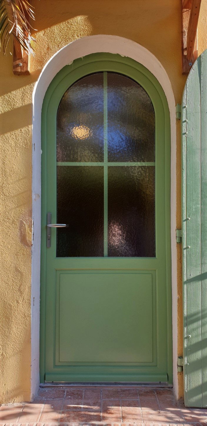 Porte en Bois Méranti à Cannes