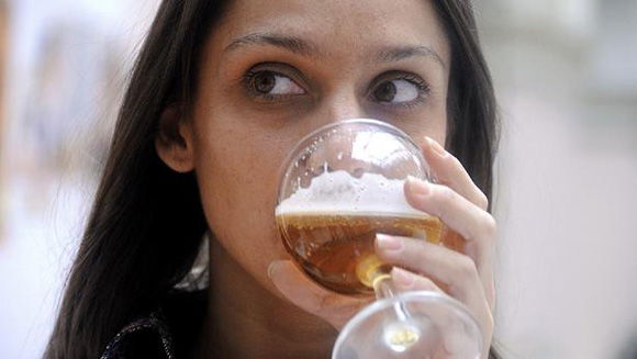 Establecen en tres cervezas la barrera que separa a una feminista de una mujer normal