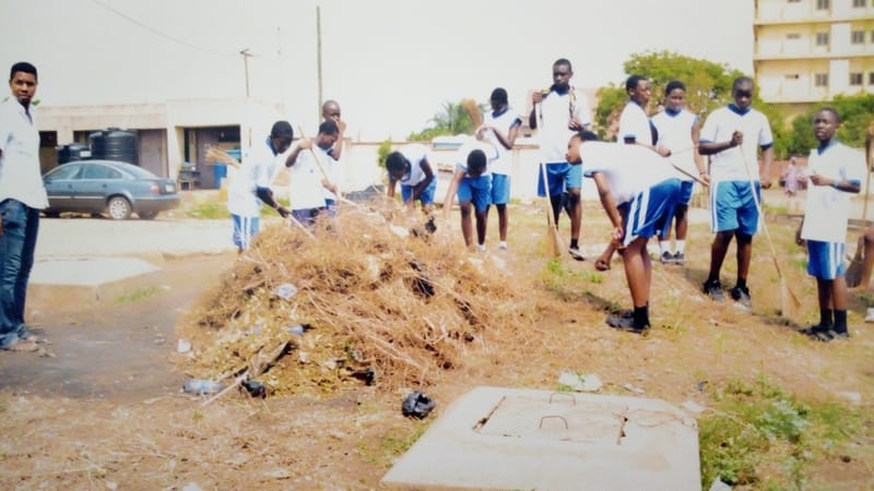Cleaning the community as part of the school's 20th anniversary.