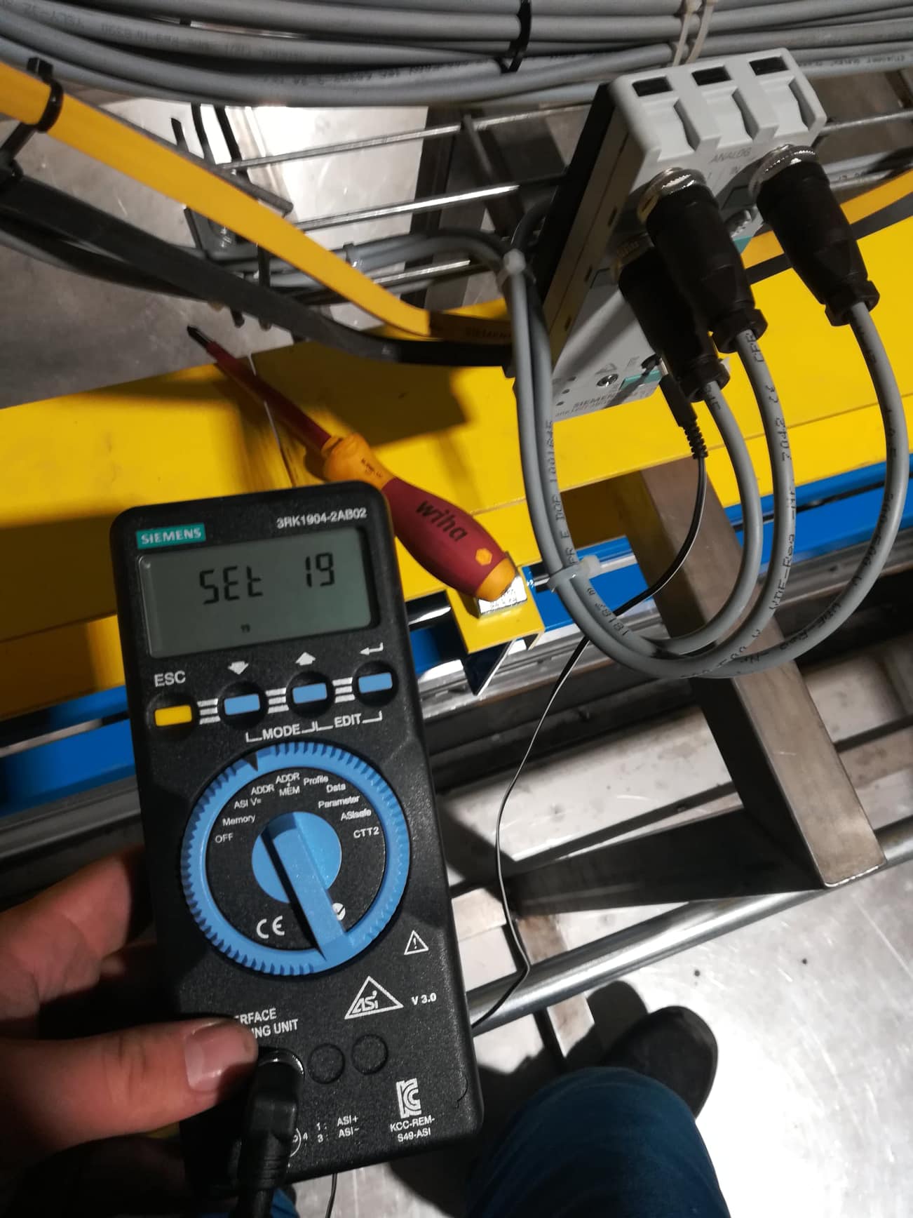 AS-i (actuator sensor interface)