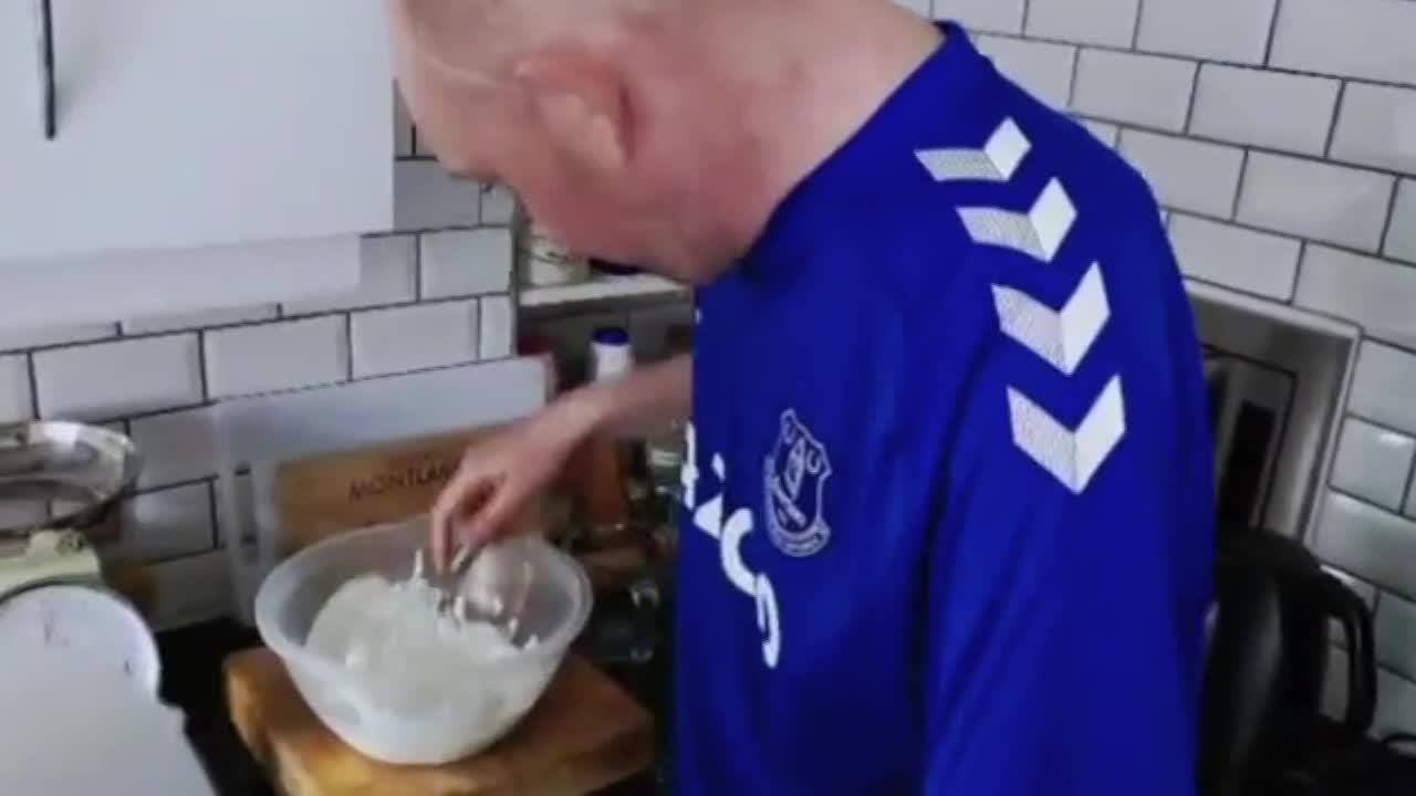 07) Add in Vanilla Extract, Sweetener and Eggs into the bowl